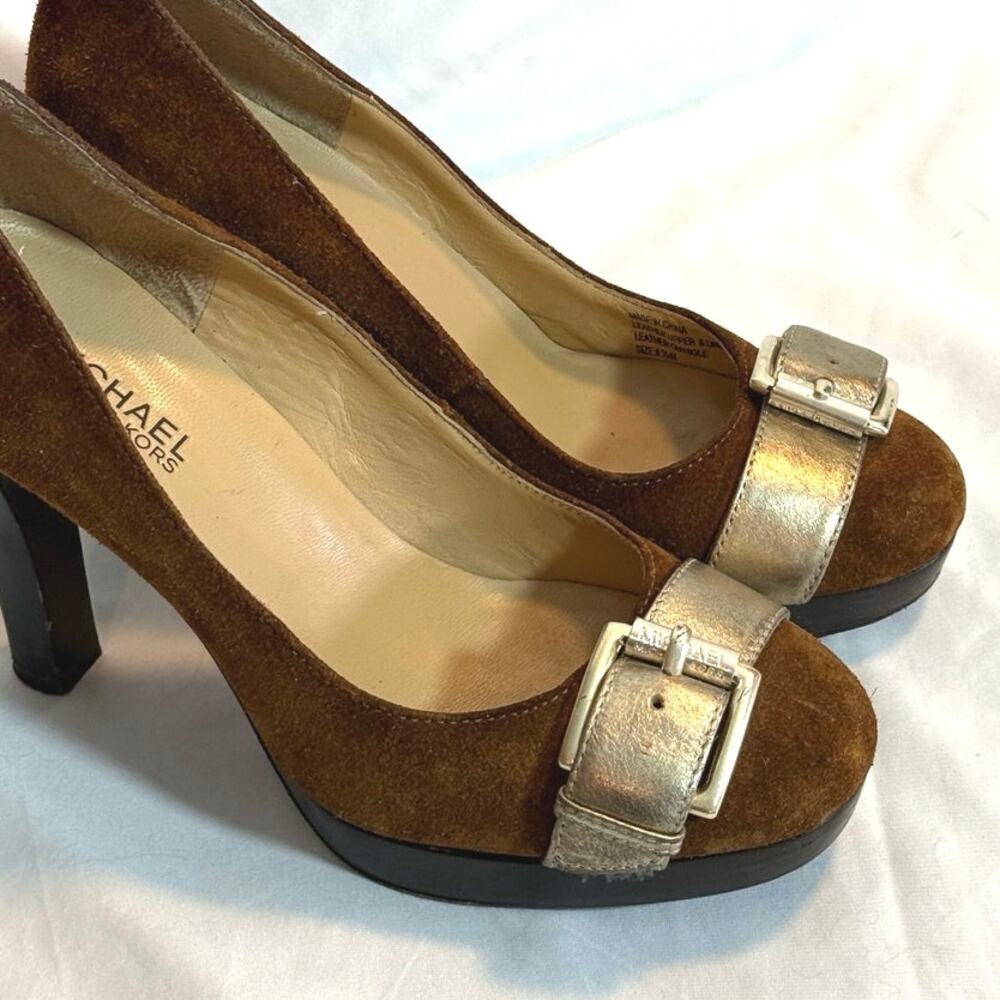 Michael Kors Suede Gold Buckle Classic Pumps Heels Brown Cognac Camel Sz 6.5 - Picture 2 of 7